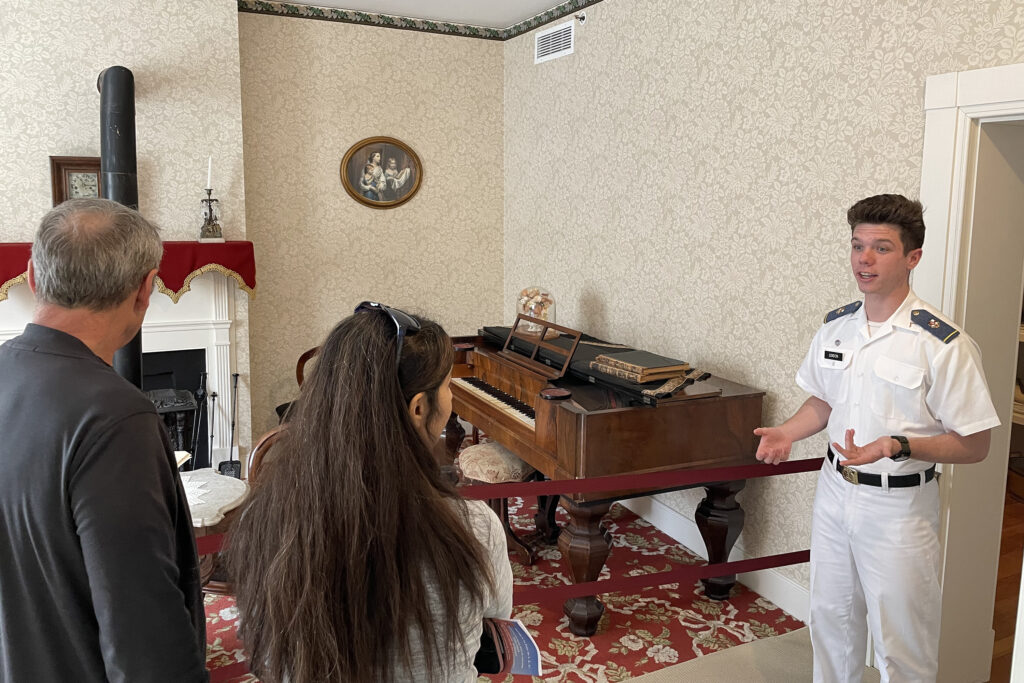 Bane London ’25 conducts a tour at the Jackson House Museum.