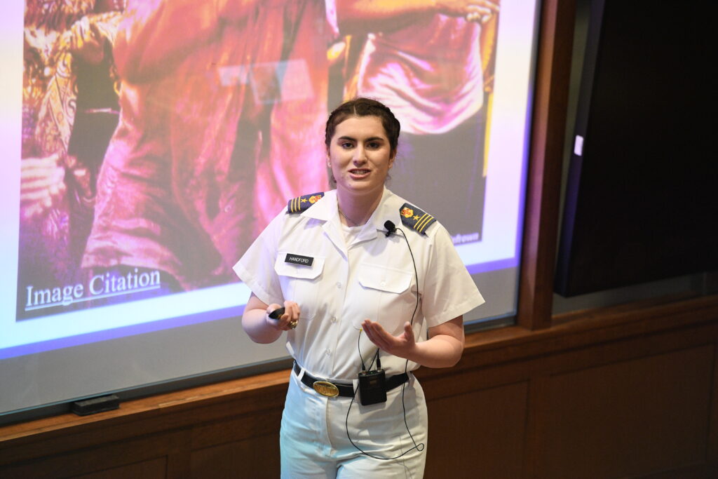 Gabriella Handford ’24, a biology major, recently presented her honors research thesis focused on her work and study of the effect of psychedelic drug therapy on male betta splendens as compared to traditional pharmaceuticals.