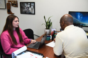 Caragh Osborne ‘24 sitting with a professor.